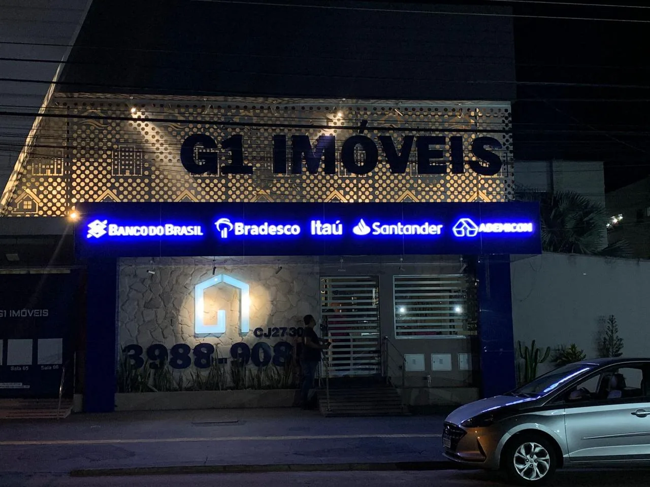 Fachada em ACM iluminada da G1 Imóveis