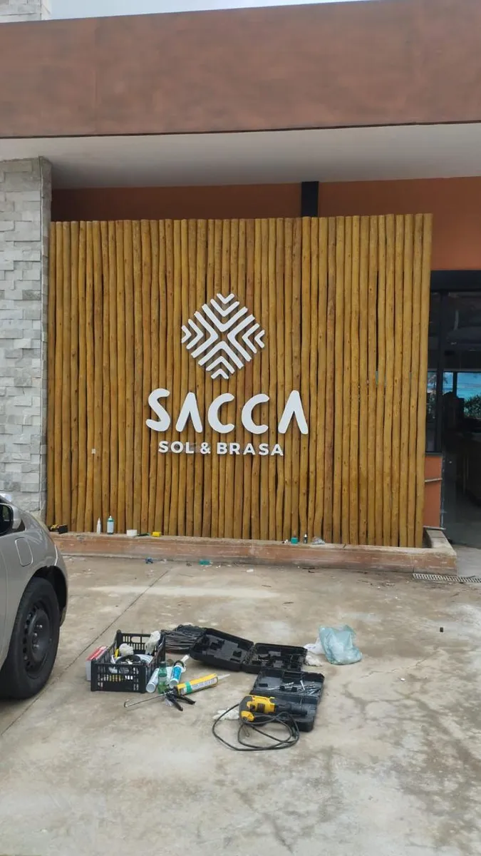 Adesivação e comunicação visual produzida pela Rennova