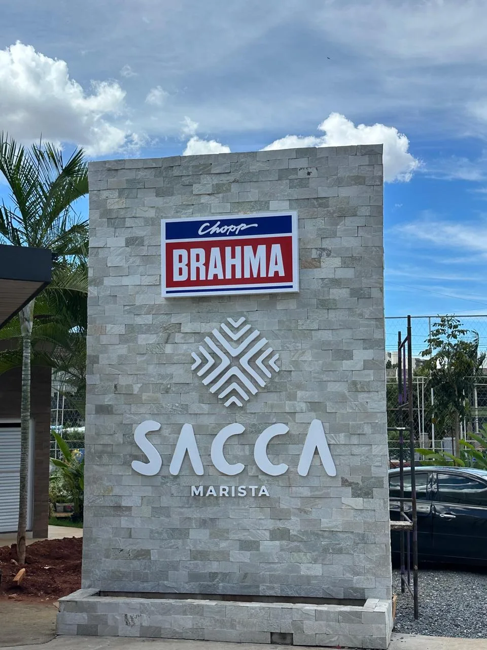 Totem em pedra com letras caixa Sacca Marista