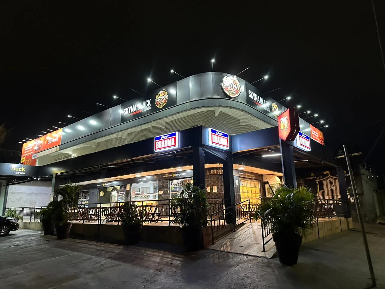 Fachada comercial em ACM iluminada produzida pela Rennova